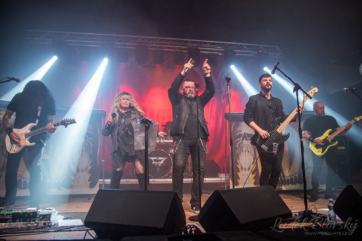 Kapela Seven s hostem – Zuzkou Fenglovou