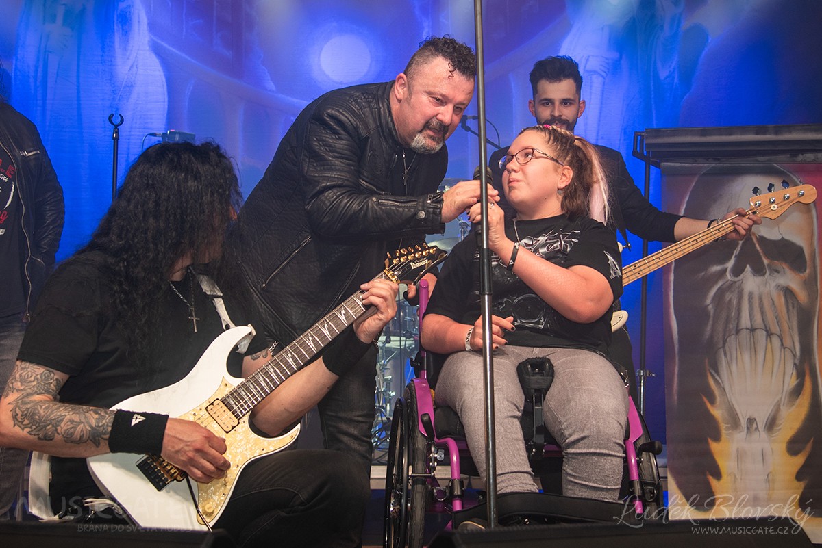 Kapela Seven s nemocnou fanynkou Janičkou