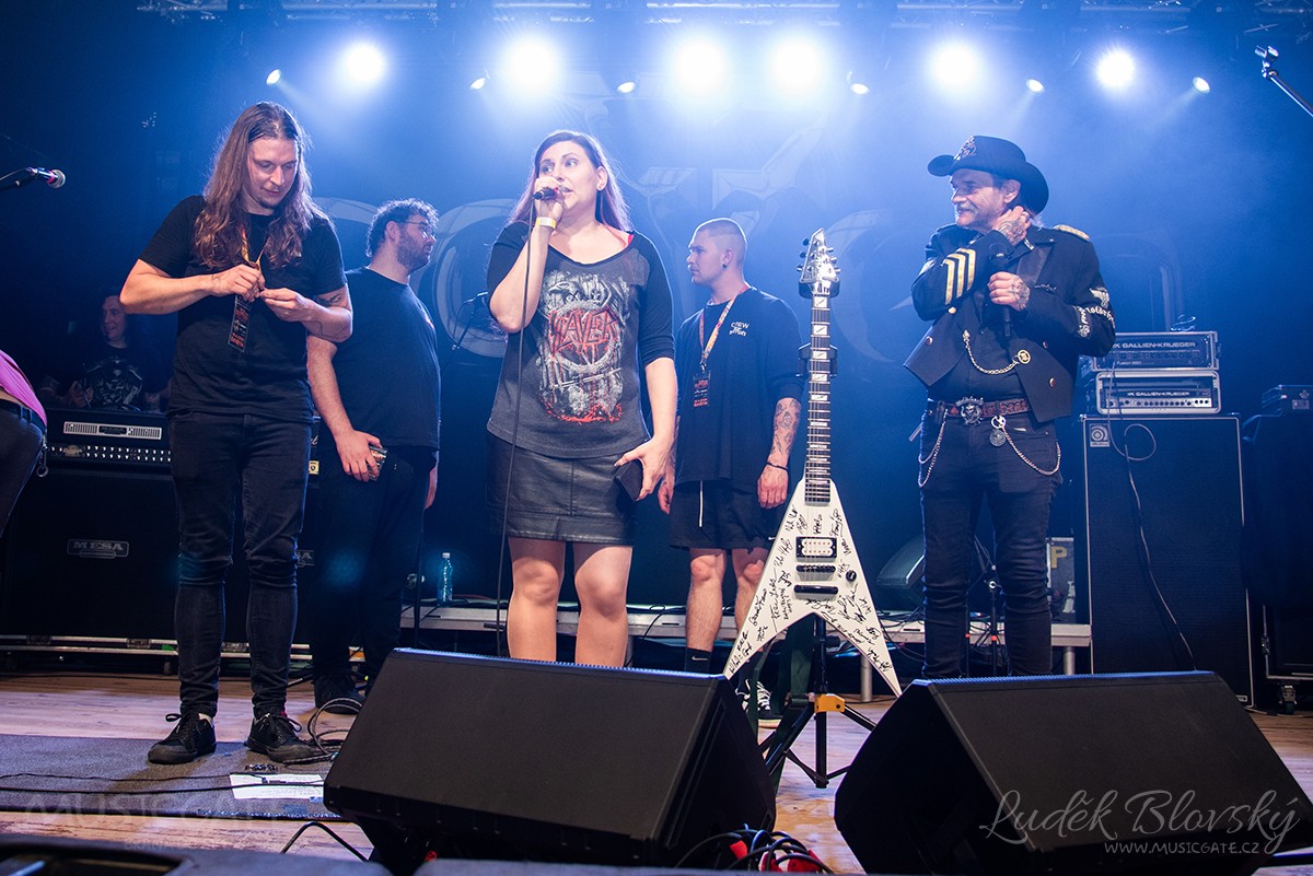 Výherkyně dražby kytary Honzy Kirk Běhunka…