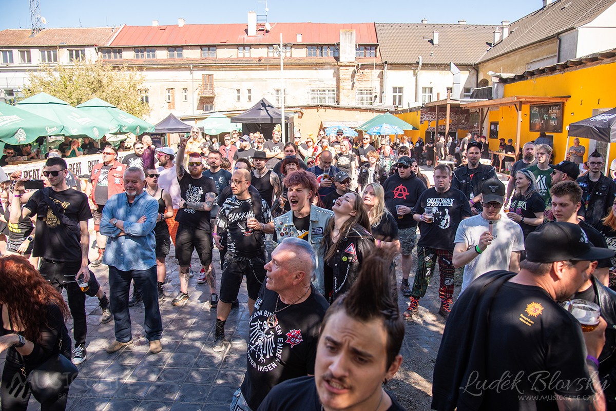 Z koncertu kapely Pod stolem