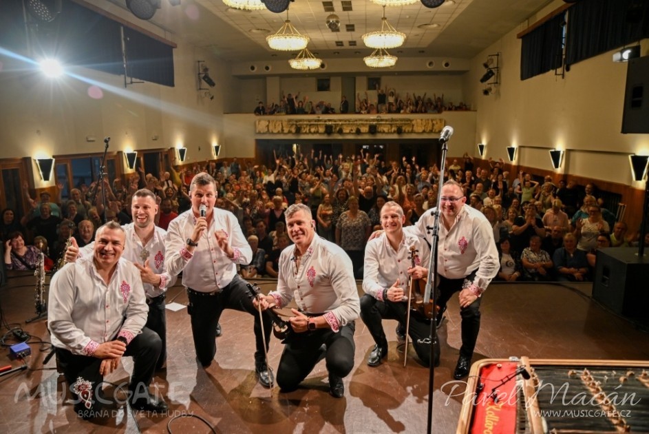 Rozjařené Domažlice nechtěly pustit 