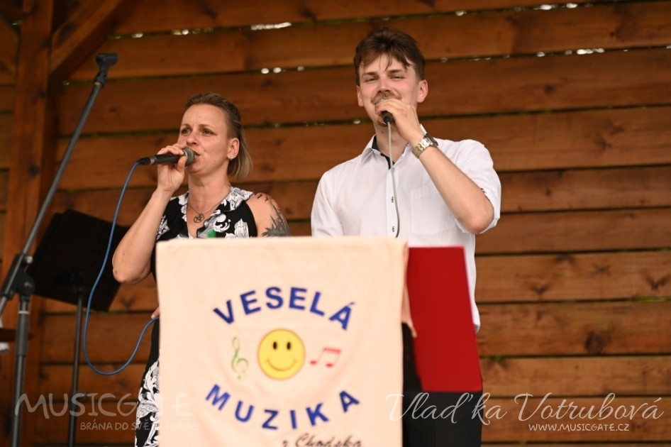 Hlasitý potlesk fanoušků se sborovým zpěvem &hellip;