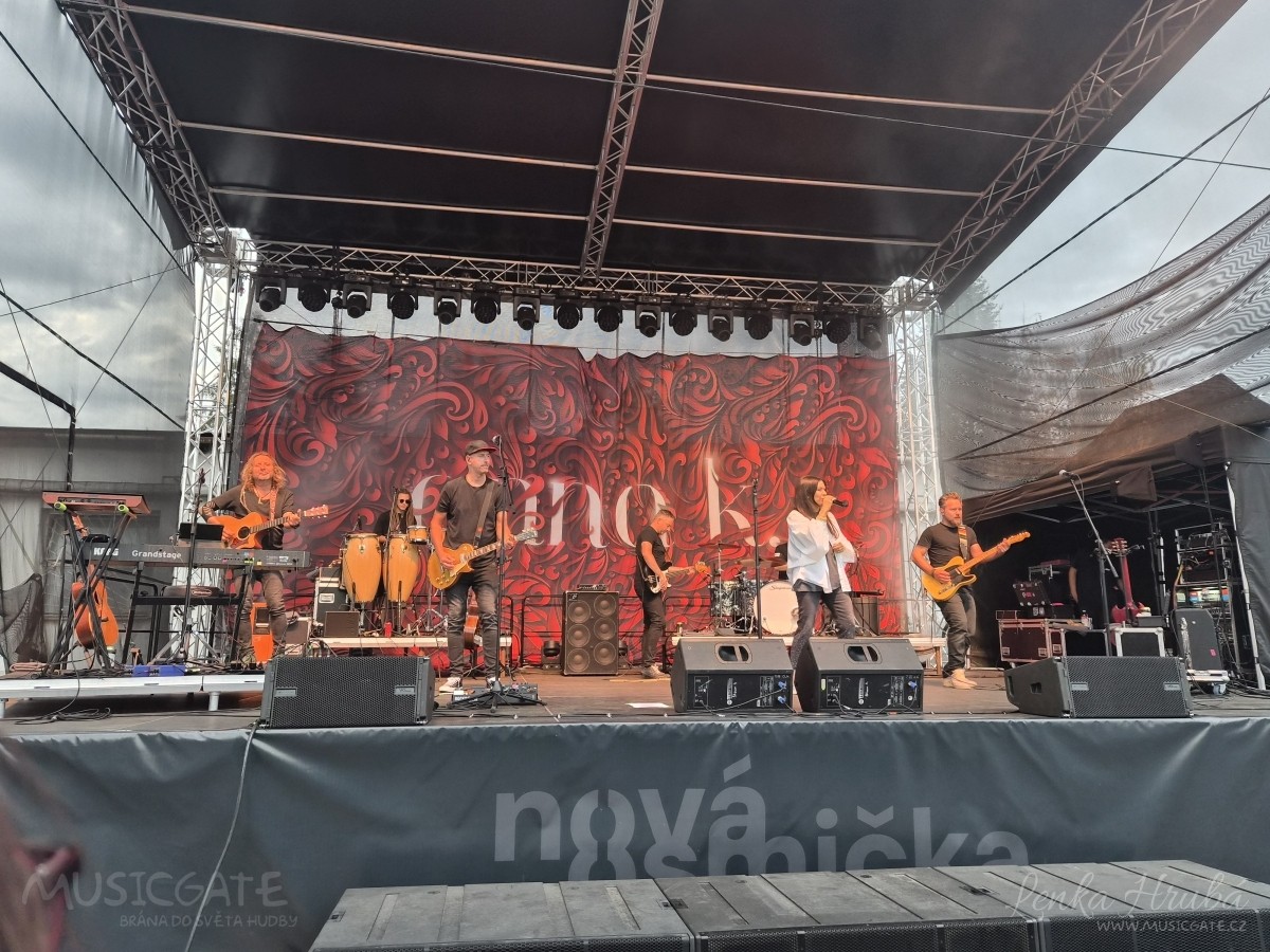 Anna K se svojí kapelou v Nové Osmičce ve Frýdku - Místku