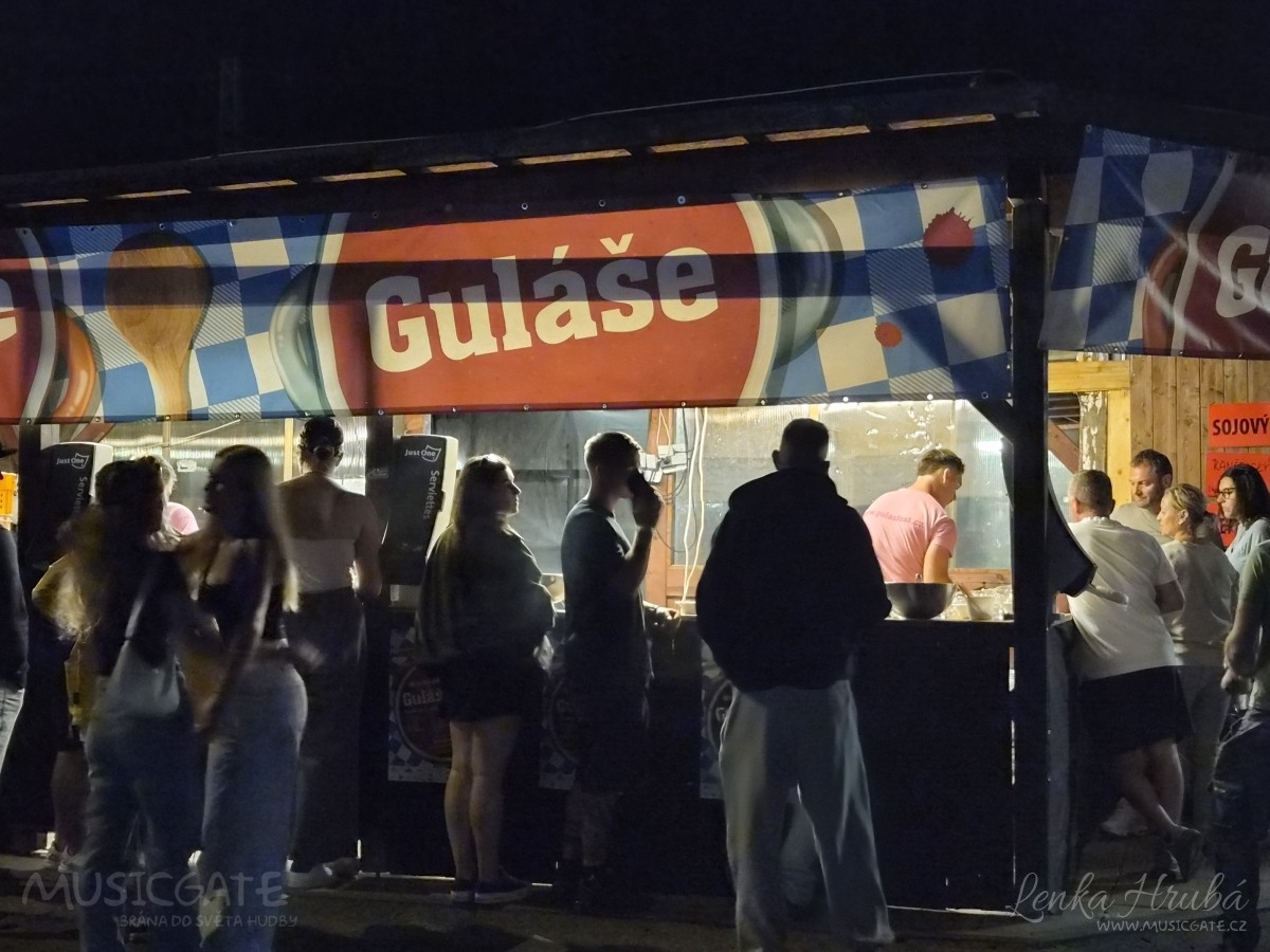 Stánek s Guláši, který byl až do nočních hodin stále obsazený.