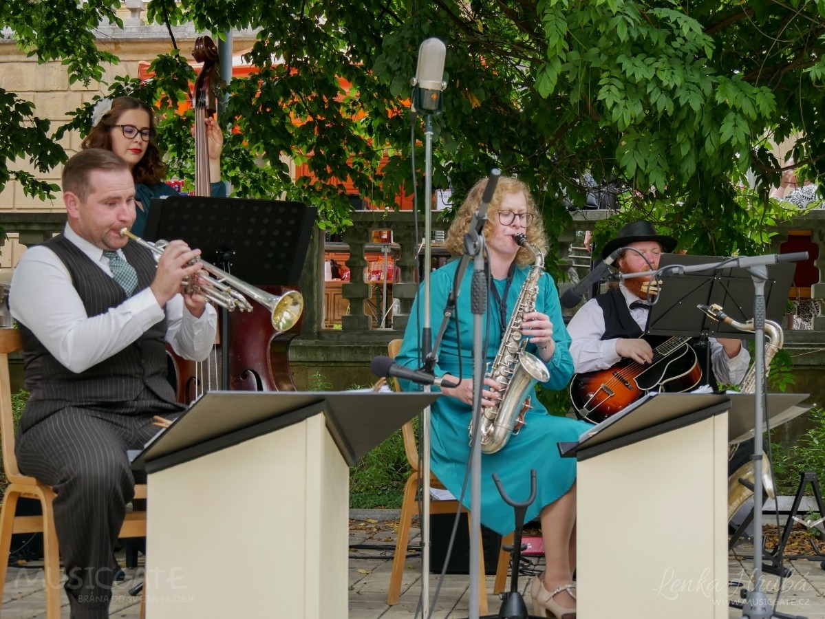 Swing Melody se saxofonistkou Veronikou Šerou