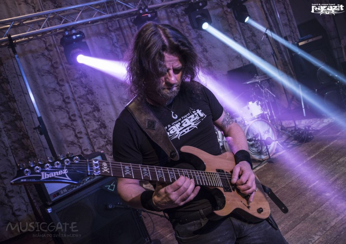 Jako první hrála metalová kapela Parazit z …