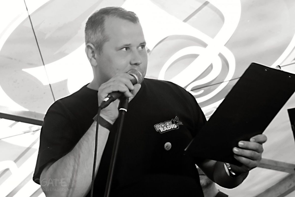 Moderátor Rock rádia Radek nás po chvilce zval …
