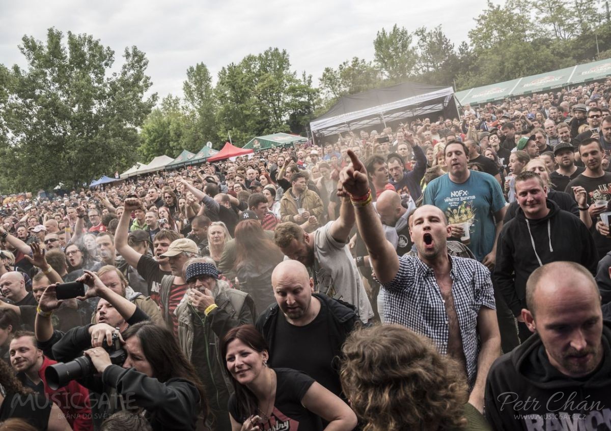 První kapelou, která odpálila festival, byli …