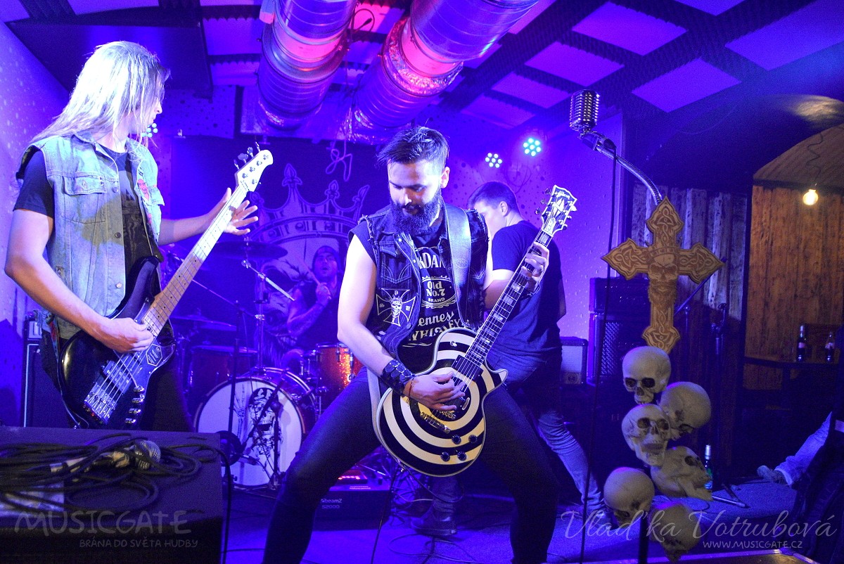 Hard rock metalová skupina Corona odpálila svůj první koncert v Klatovech