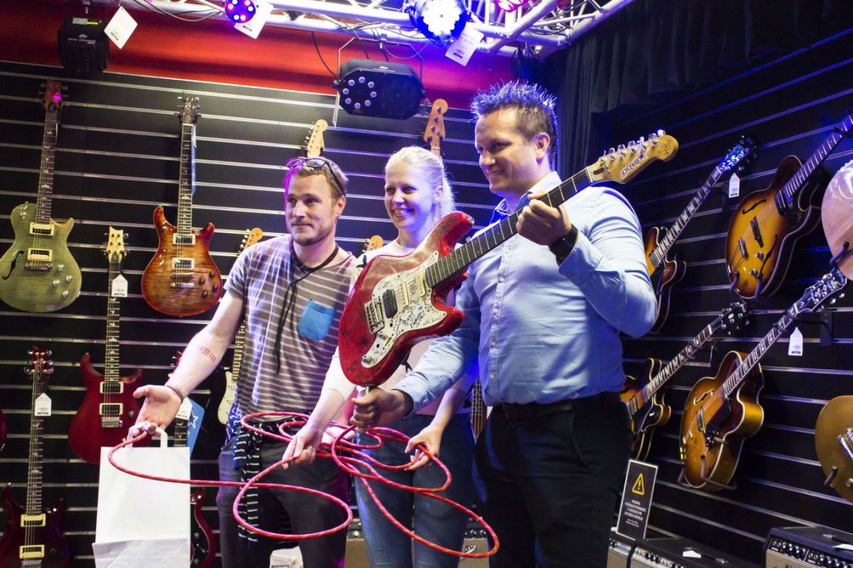 Honza Homola ze skupiny Wohnout vydražil svou kytaru na pomoc těžce nemocnému Maximkovi!