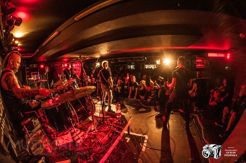 Pogo tour 2019 opětovně rozbourala pražský klub Rock Cafe