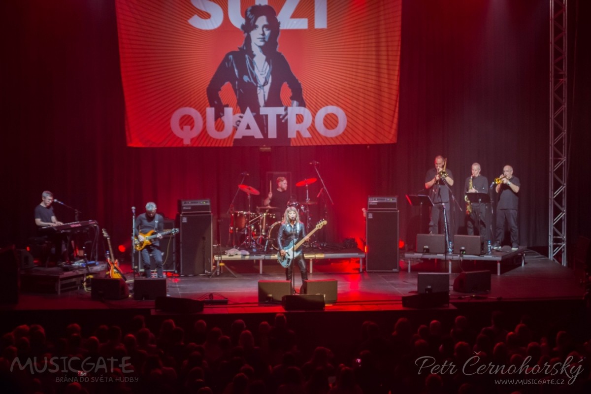Suzi Quatro se svou Rock And Roll basou vyprodala velký sál Lucerny v Praze.