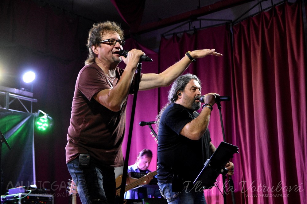 Extra Band revival s hostem Radkem Zíkou odstartoval sezónu v Mecce chodského bigbítu v KD Mrákov!