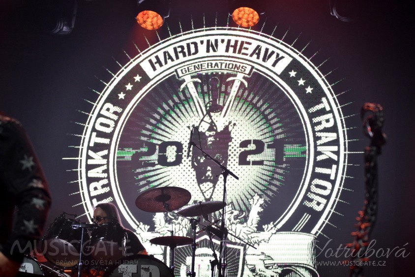 Traktor exceloval v Praze aneb velkolepý koncert k dvaceti letům zažil křest i předání zlaté desky! Hostem večera bylo Panoptiko