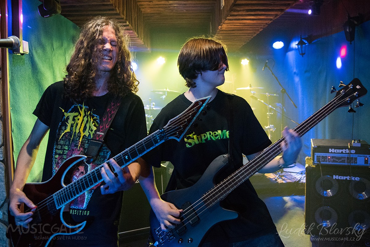 Metalový pátek v RC Prdel Beroun byl ve znamení oslavy dvouletého výročí thrashové kapely Destroy!