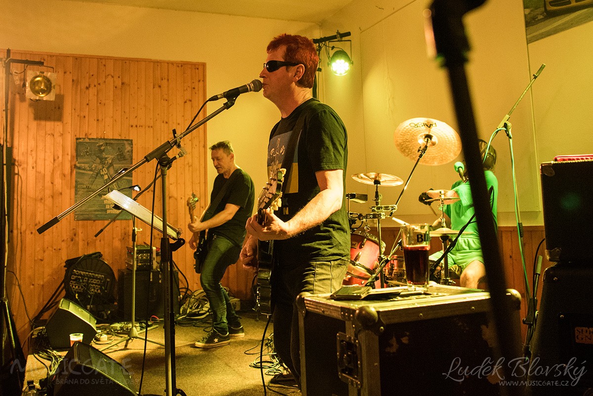 Našlápnutý kotel a plný dům – skvělá vizitka punkového večírku v Hoštičkách
