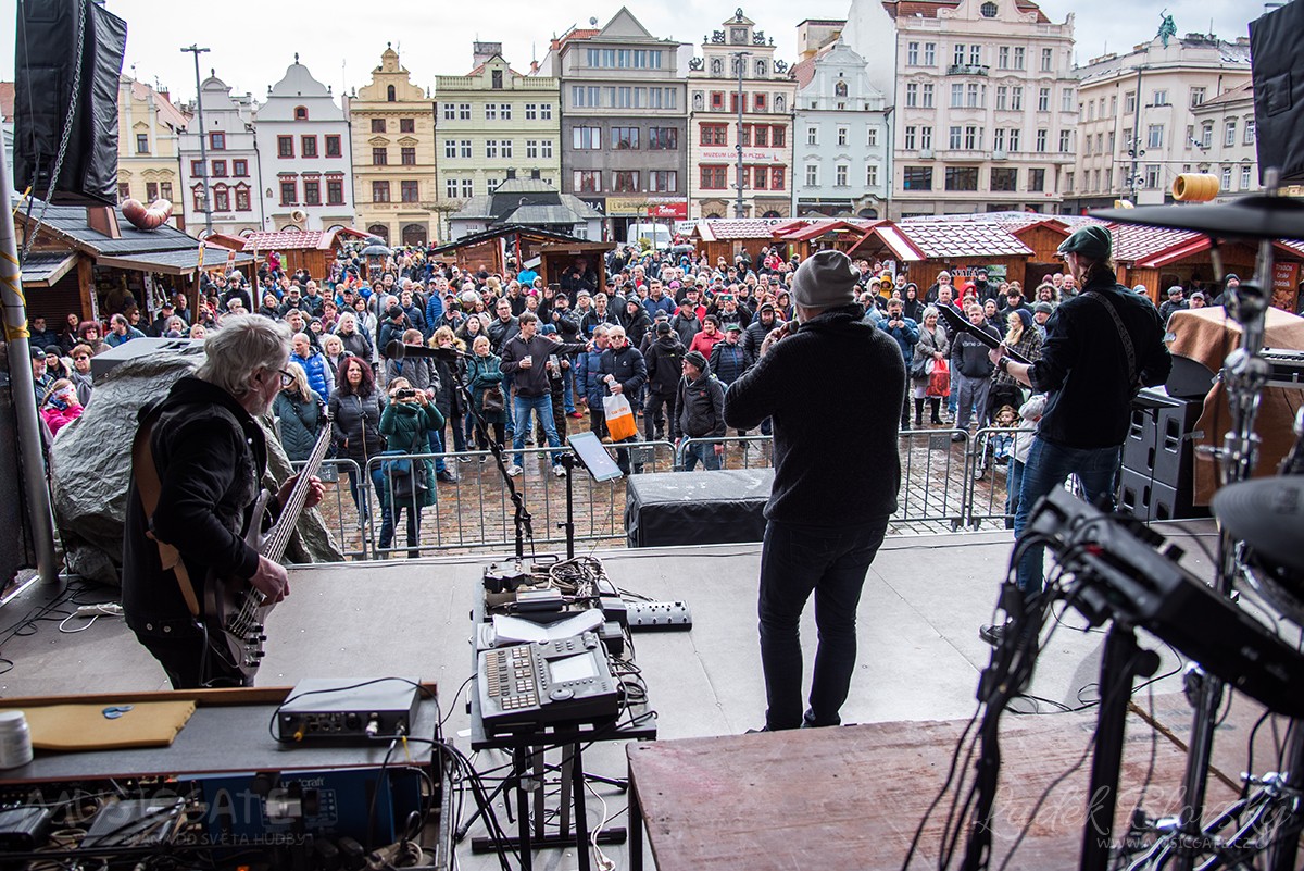 Rockové Elegie přispěly svým dílem k dobré pohodě na plzeňských Velikonočních trzích