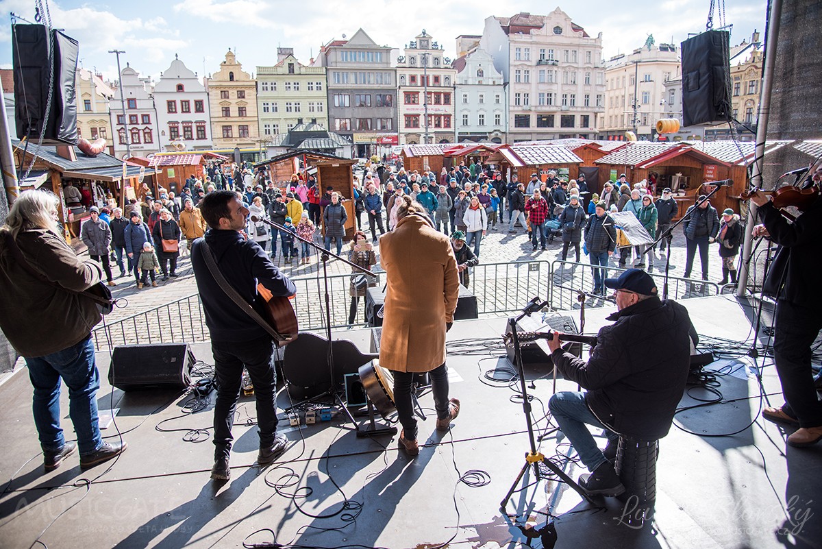 Hudební program Velikonočních trhů v Plzni nabídl koncert kapely Lignit