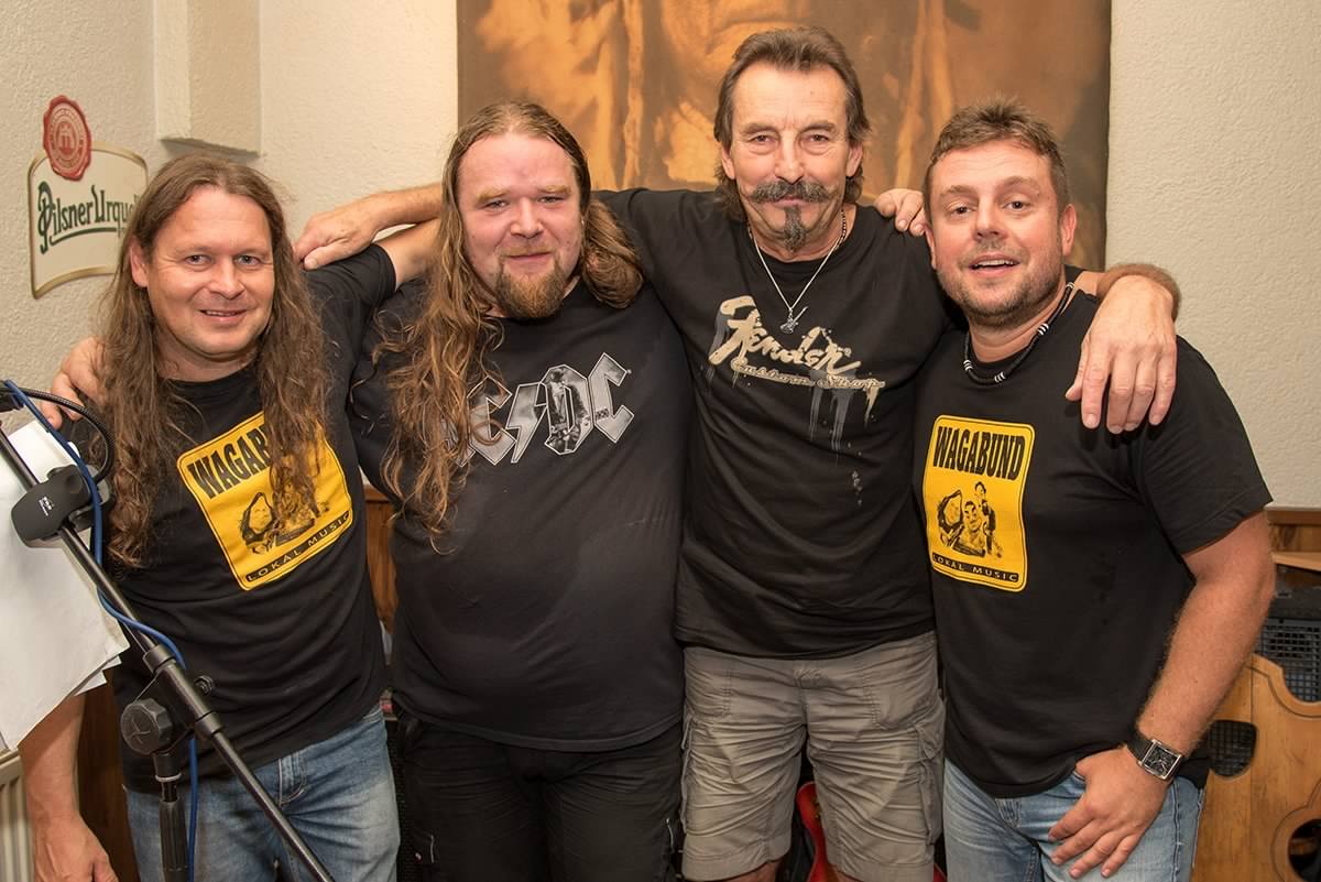 Letní parket v kempu Nový rybník u Nepomuka pohostí kapelu Wagabund