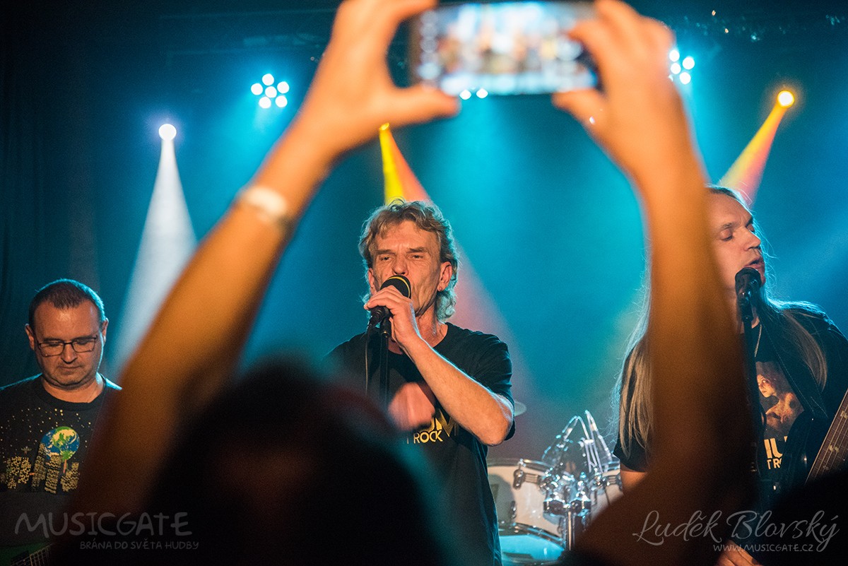 Koncert na pražské lodi Kamina měl úspěch, v podpalubí bylo pěkně plno