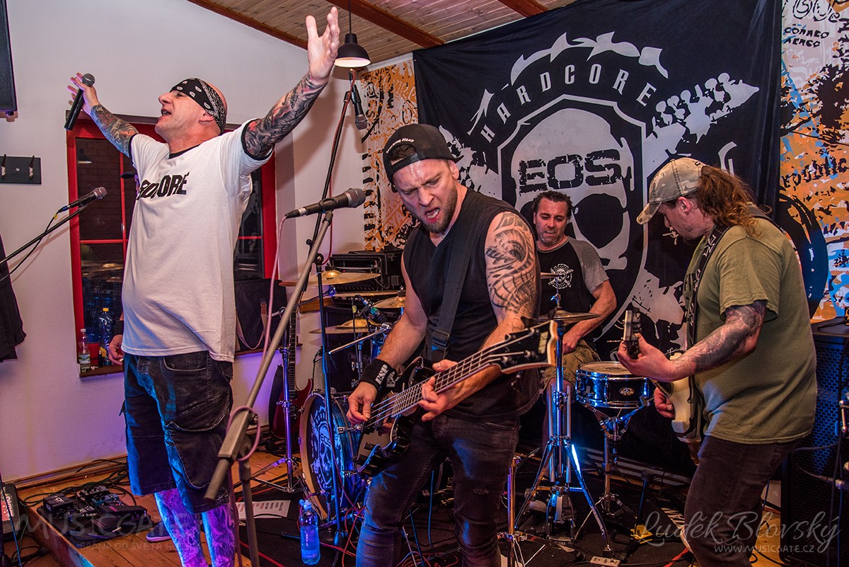 Přehlídka tvrdé muziky ve Stochově měla název Hardcore X – MASS vol. 5