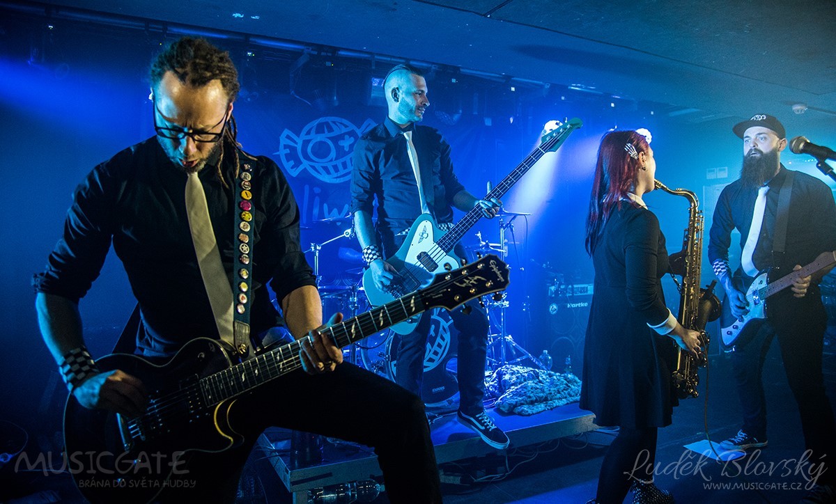 Ostrý koncert Listopadu a Deliwery přilákal do Rock Café početné publikum