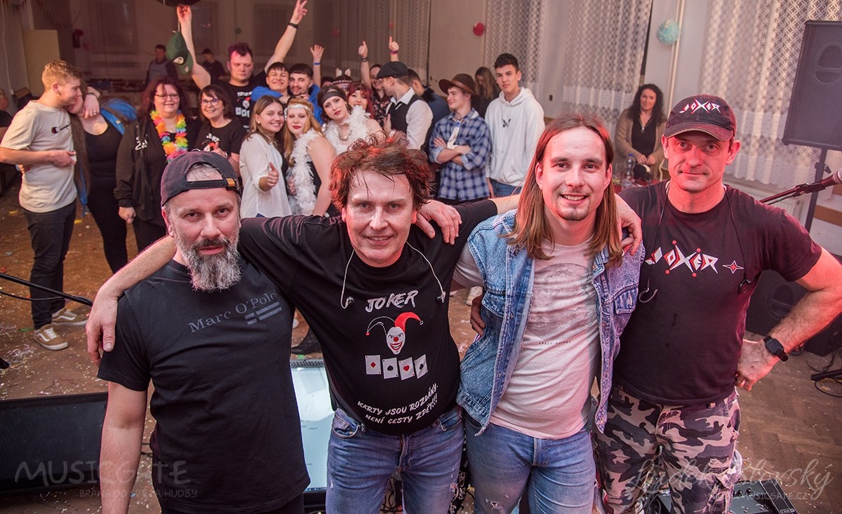 Ve velice dobrém světle se na dožickém sále představila rocková kapela Joker