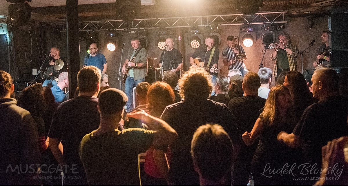 V Bílým Medvědovi bylo opět živo – páteční koncert přilákal početnou návštěvu