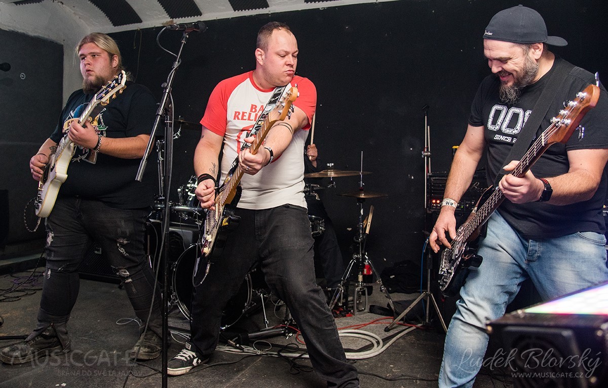 Punkový večer v plzeňském Baru U Kylla nabídl hostům dobrou muziku