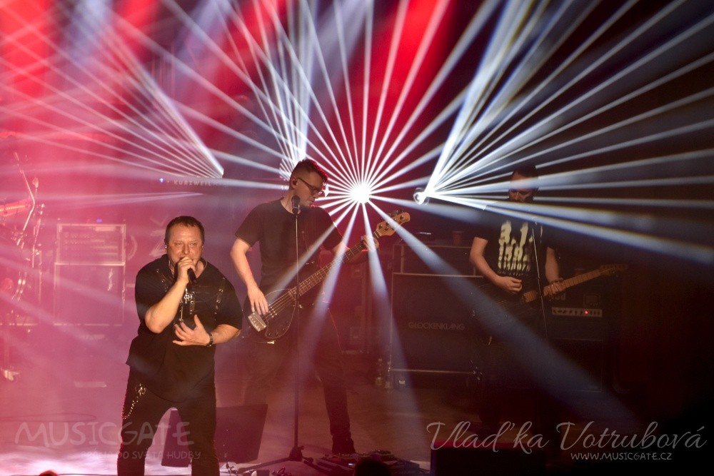 Komunál a Motorband si v rámci Nedáme se zlomit Tour 2025 podmanili Mrákov! Zaplněný sál s fantastickou atmosférou mluvil za vše