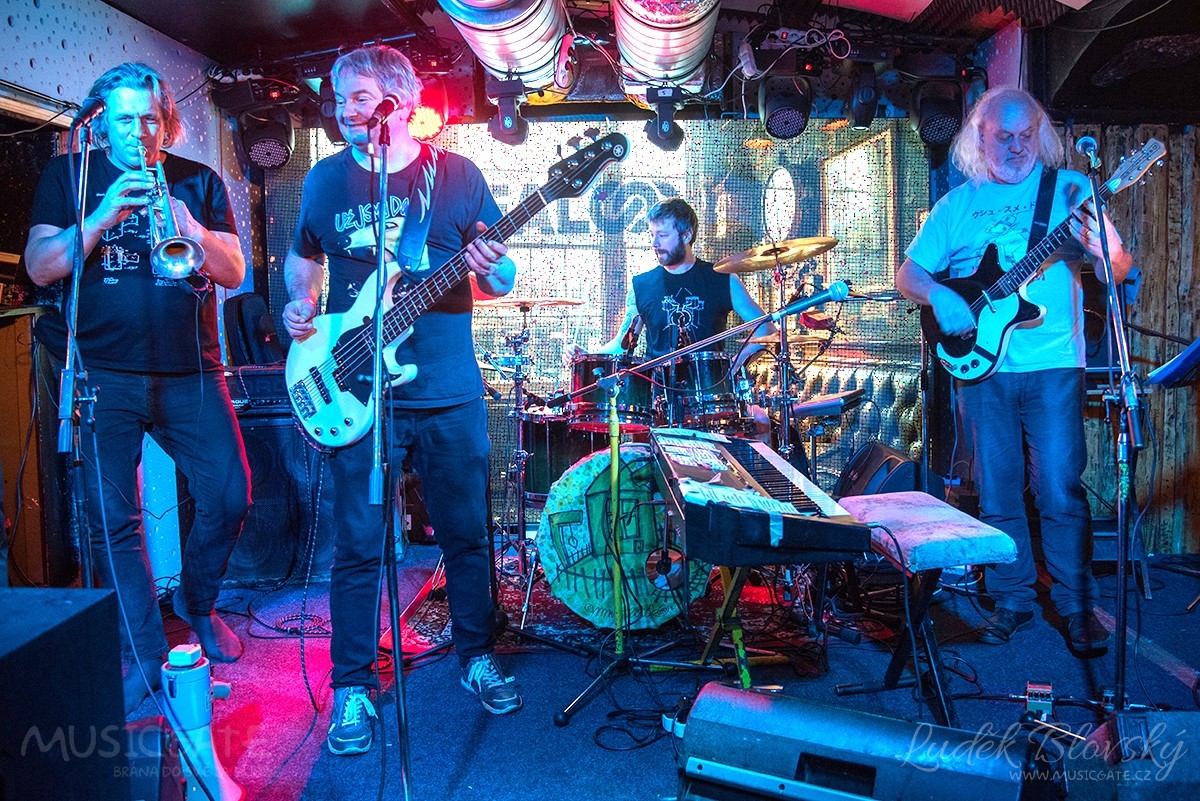 Multižánrový večer ve Falconu měl příchuť skvěle prezentované undergroundové muziky