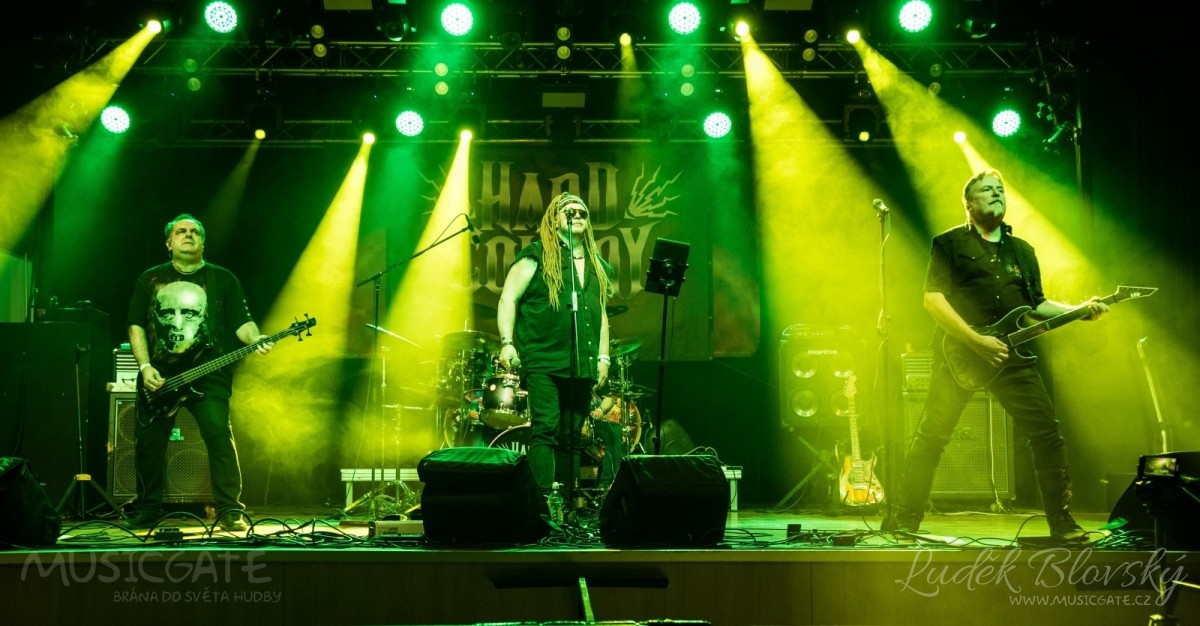 Mlhou zahalená Šeříkovka nabídla koncert dvou výrazných kapel ve svých stylech