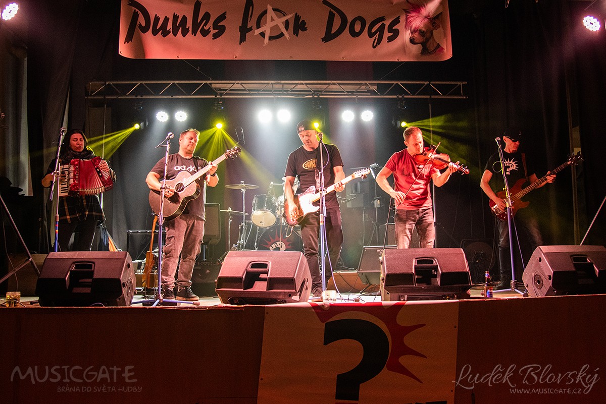 Benefiční festival Punks for kids nabídl dobrou multižánrovou muziku