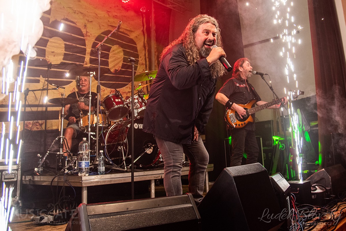Plný dům a dobrá muzika – koncert ve spálenopoříčské Sokolovně měl jedničkový obsah