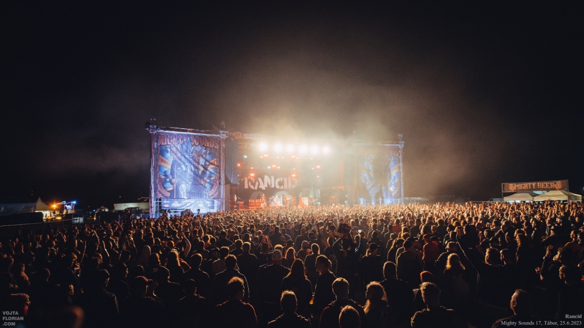 Festival Mighty Sounds spouští předprodej na rok 2025 a hlásí Perkele, Booze and Glory a další