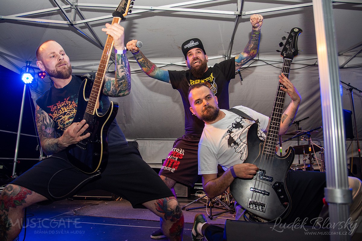 Dvoudenní Apokalypsa na koupáku v Radomyšli měla ostře nabitý mezinárodní hardcore line-up
