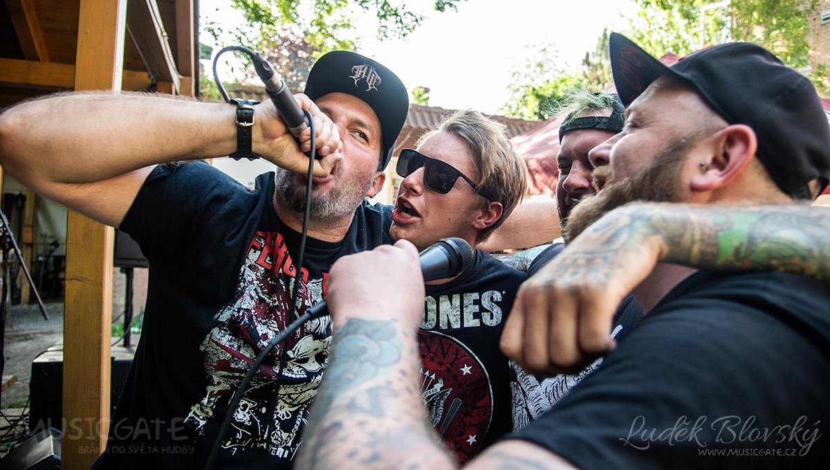 Punková (NE)veselka byl název malého festivalu na oslavu prvního výročí uzavření sňatku