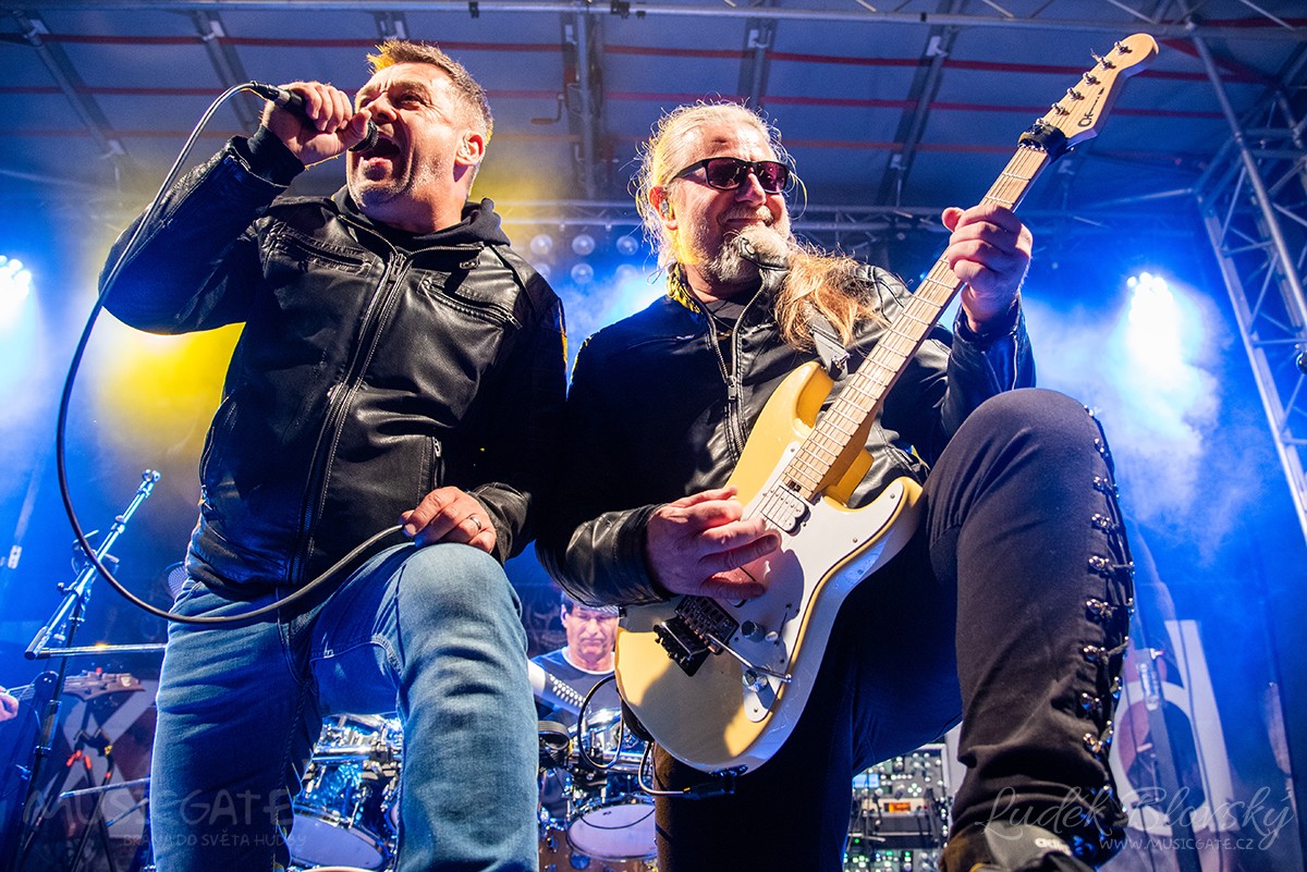 Extra Band na plzeňském náměstí – rockový koncert s benefičním podtextem