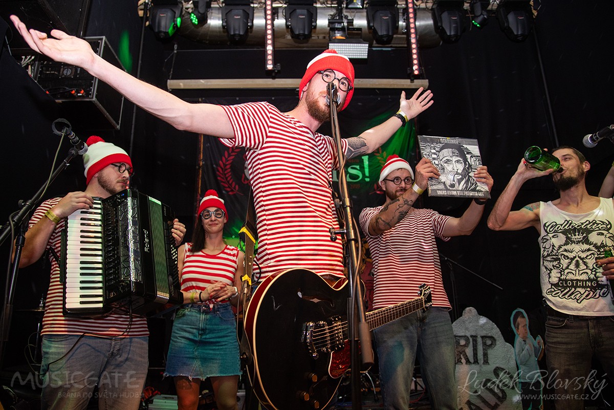 Irish Halloween párty měla v Lampě pořadové číslo 13, bonusem úspěšné akce se stal křest alba kapely Cheers!