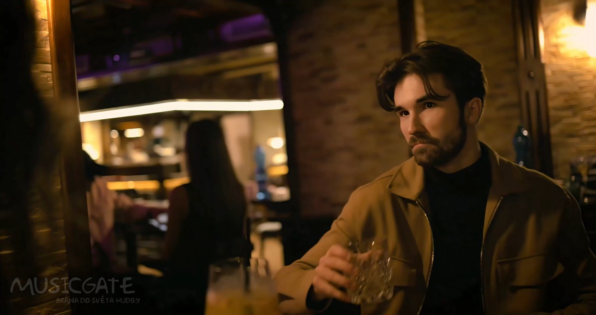 KOCOURU servíruje nový videoklip “Prolomíme ledy“ – flirt, bar a letní atmosféra v hlavní roli