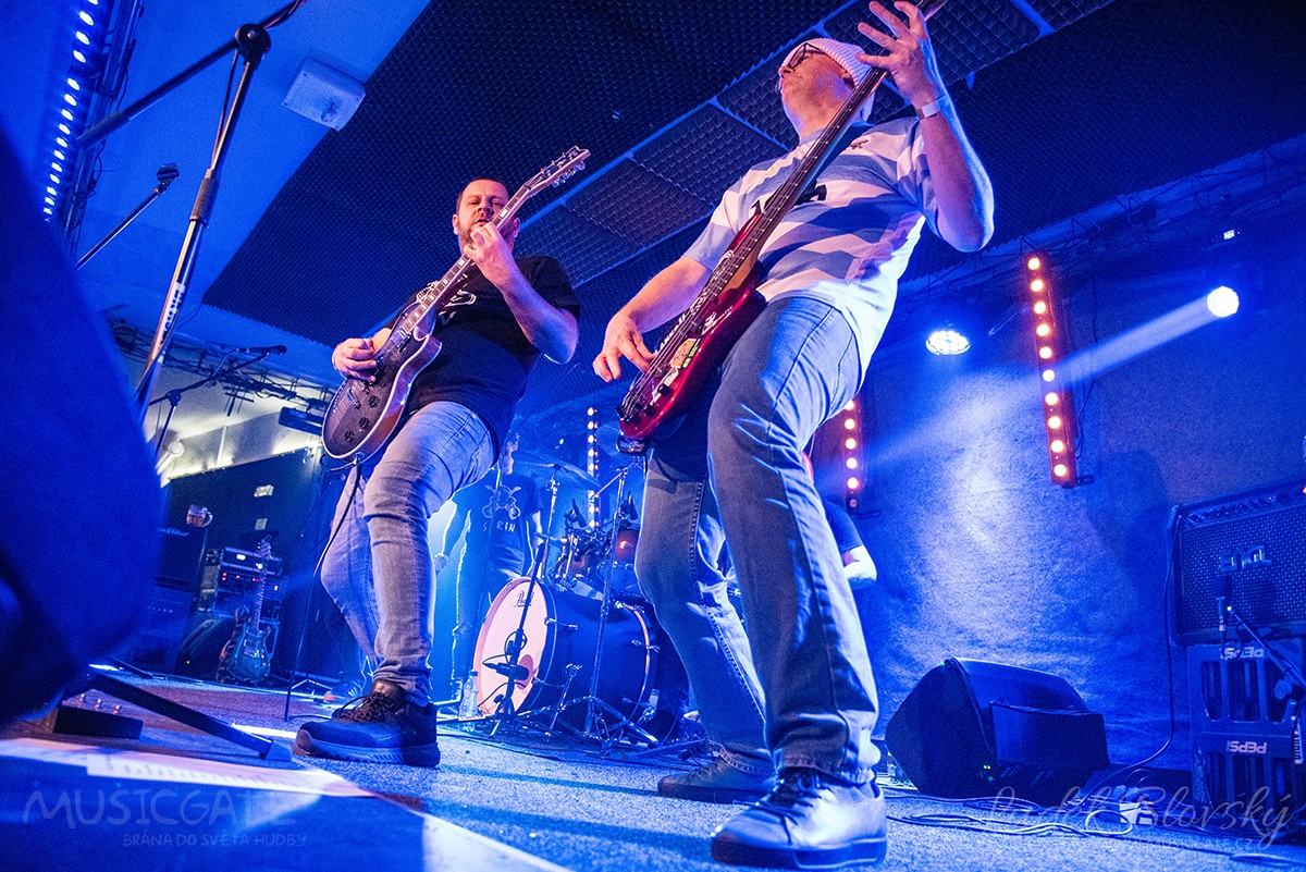 Replay a Sarin na společném koncertu v plzeňském Medvědovi