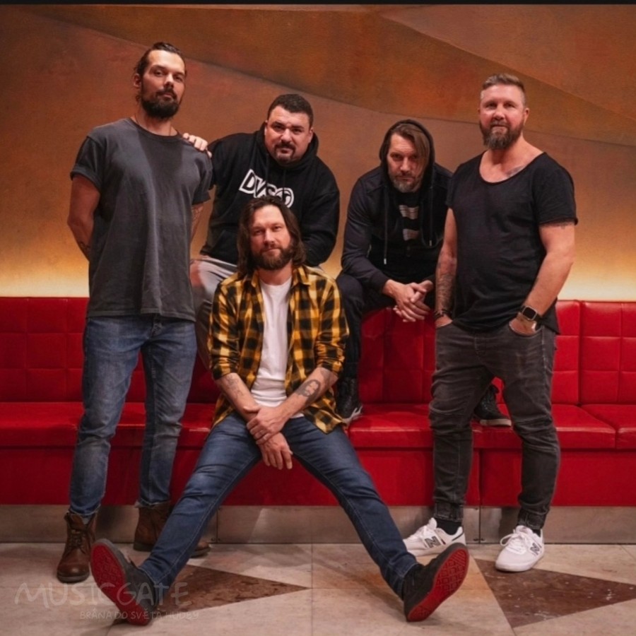 Vánoční mejdan POST-IT provoní purpurou Bára Zemanová