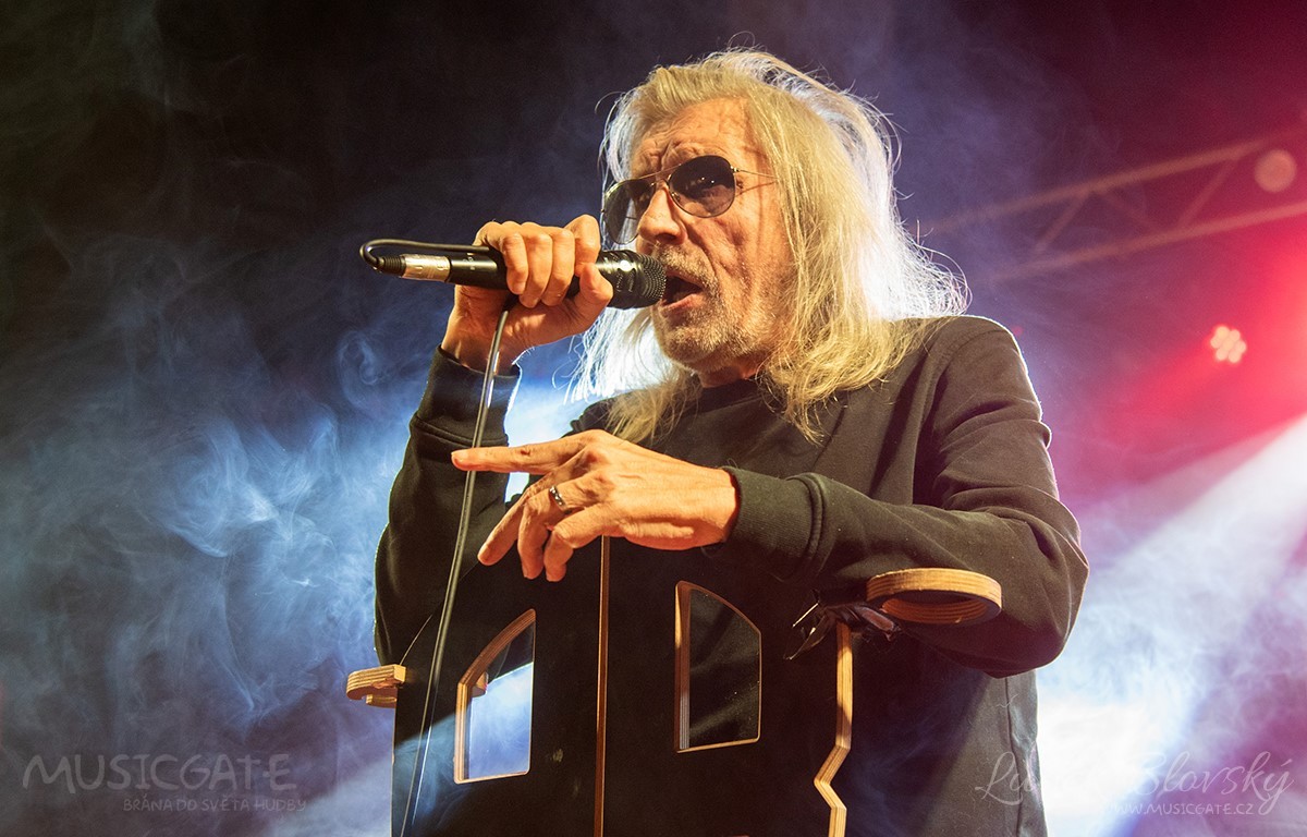 Aleš Brichta nezklamal, do Dvorce za ním přijeli fans i z dosti vzdálených končin