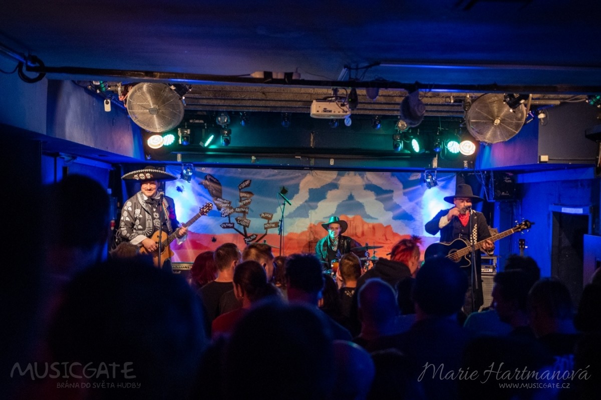 Liška,Kaktusy a Indiáni aneb akustické turné kapely Totální Nasazení