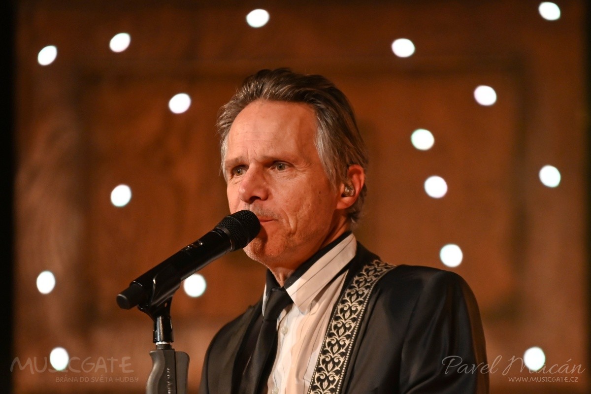 Janek Ledecký svým nádherným vánočním koncertem okouzlil Klatovy! Dárek v podobě kouzelného večera věnoval fanouškům společně  s M. Nostitz Quartetem