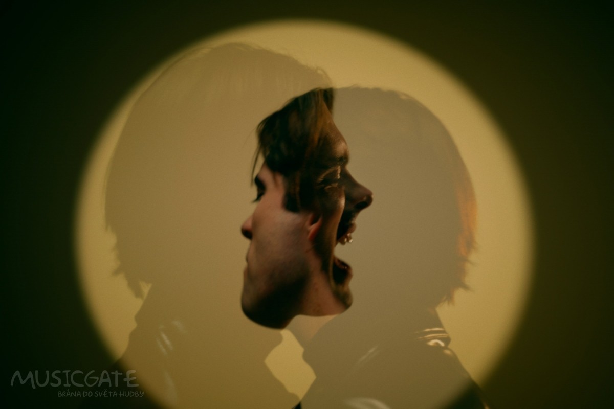 VOYTEN hledá rovnováhu mezi ztrátou a odhodláním v novém singlu Wanna Try