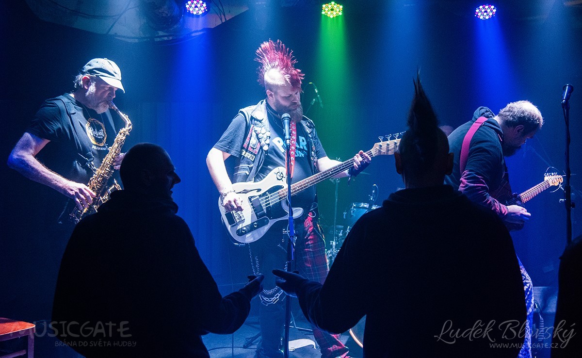 Šestý ročník Rajče Punk festu měl určené místo konání v suterénním Urbexu