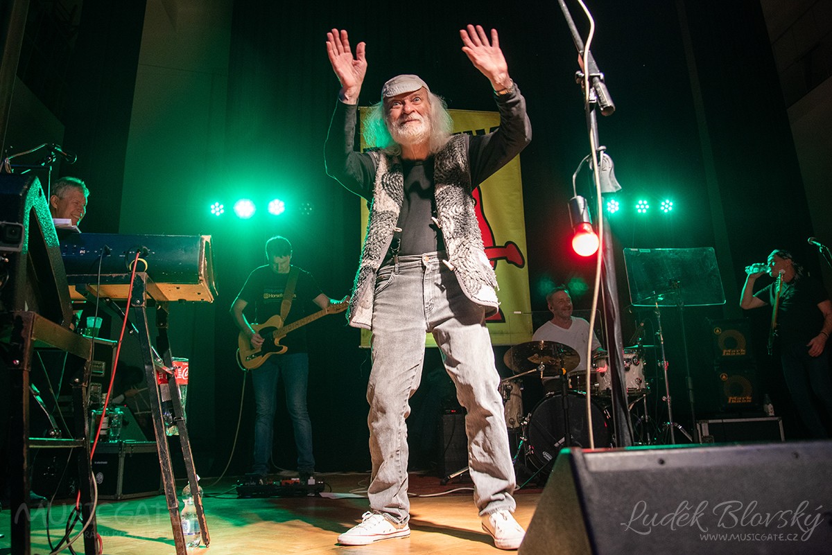 Když se tančí na pódiu aneb bigbítový Brutus na Hotelu Dvorec