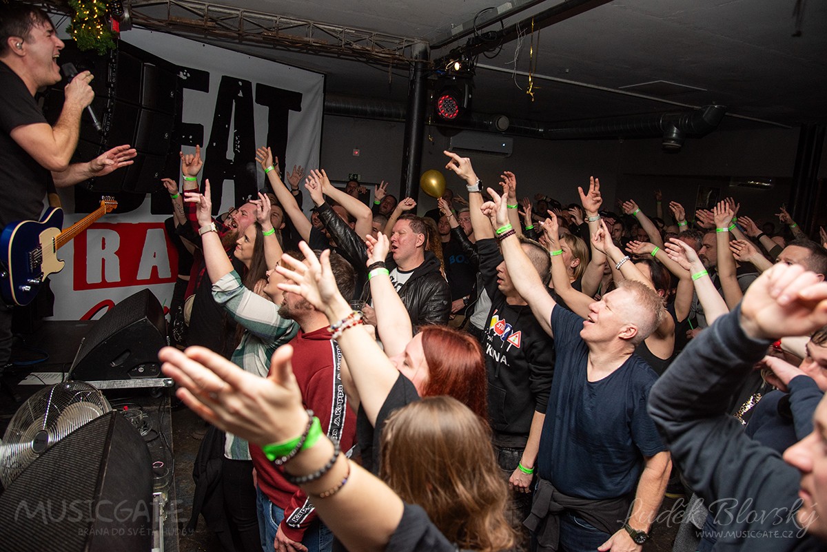 Inekafe před vyprodaným Medvědem – jedna z koncertních zastávek k 30. výročí slovenské kapely