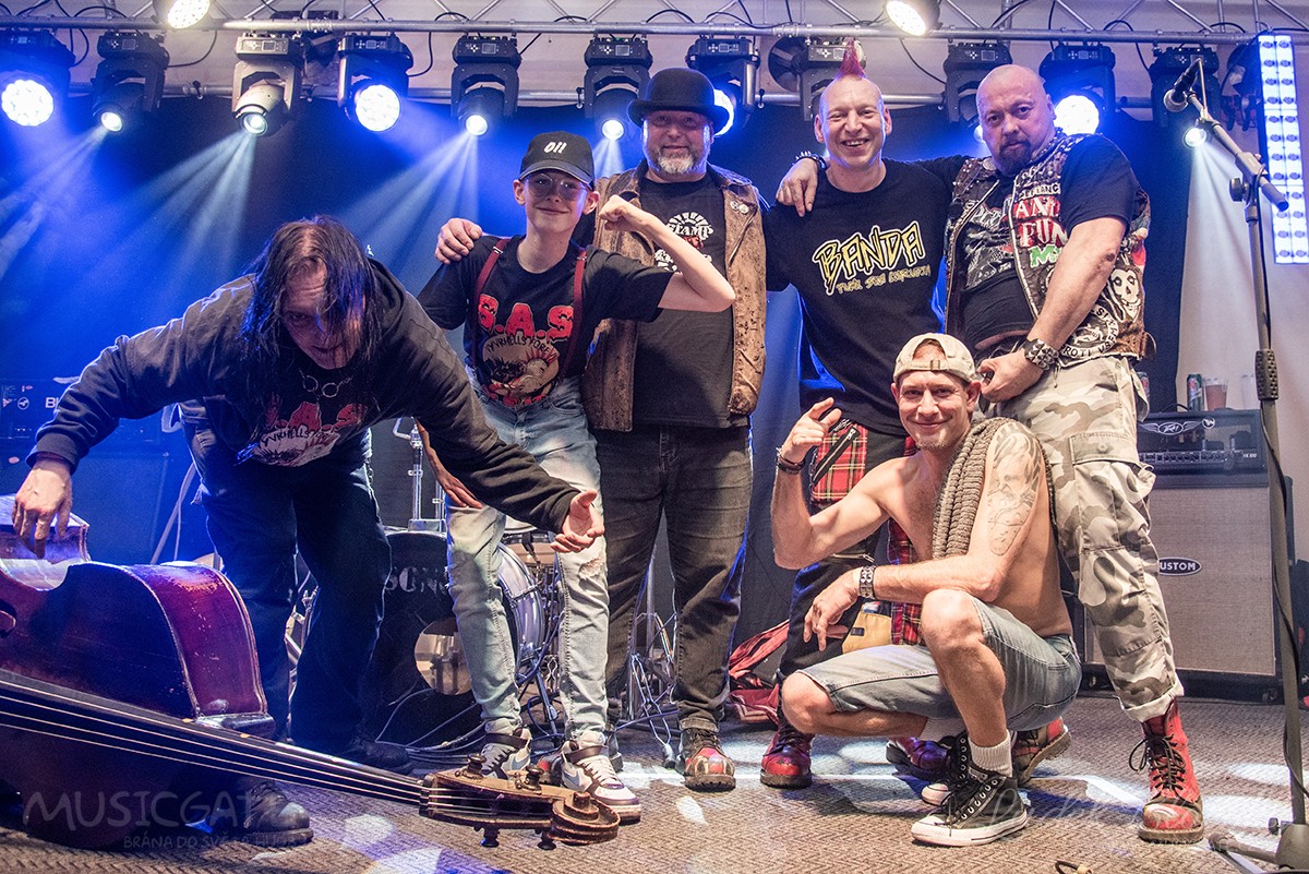 Plný dům na Božkově – známka kvalitně sestaveného Vyvrhell festu s pořadovým číslem 21